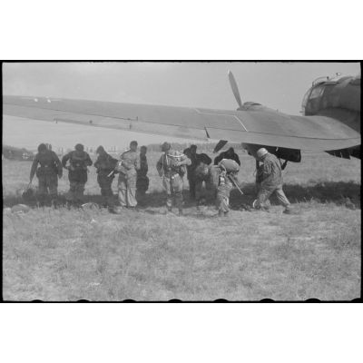 Sur le terrain d'aviation Naples-Pomigliano, des parachutistes de la 1.Fallschirm-Jäger-Division (1re division aéroportée allemande) s'équipent de leur parachute avant de monter à bord d'un Heinkel He-111.