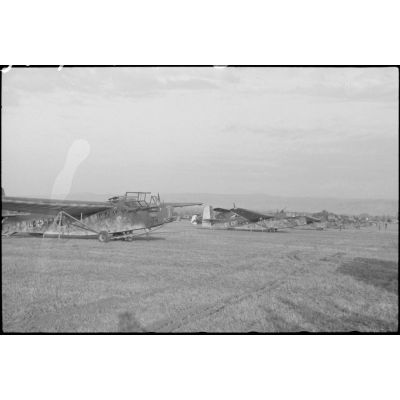 Sur l'aérodrome de Valence-Chabeuil (Drôme), des planeurs DFS-230 du Luftlandegeschwader 1 peu avant une mission.
