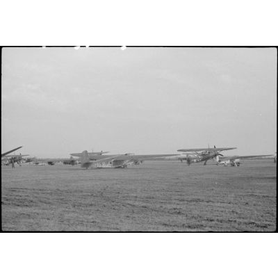 Sur l'aérodrome de Valence-Chabeuil (Drôme), après un briefing, des pilotes du Luftlandegeschwader 1 (LLG 1) patientent avant le décollage.