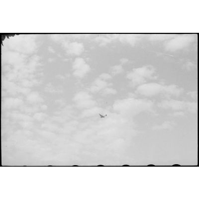 Un avion de transport Messerschmitt Me-323 Gigant survole l'aérodrome de Valence-Chabeuil (Drôme).