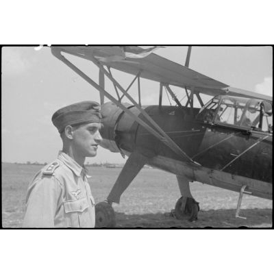 Sur l'aérodrome de Valence-Chabeuil (Drôme), un pilote de la 1re escadrille aéroportée (Luftlandegeschwader 1) s'apprête à monter à bord d'un Henschel Hs-126.