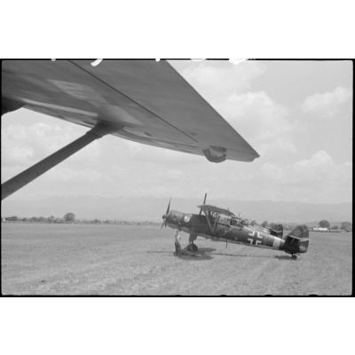 Sur l'aérodrome de Valence-Chabeuil (Drôme), un alignement de Henschel Hs-126 utilisés comme remorqueurs de planeur au sein de la 1re escadre aéroportée (Luftlandegeschwader 1).