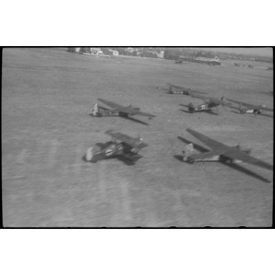 Dernière phase avant l'atterrissage d'un Focke-Wulf Fw-58 Weihe sur le terrain de Valence.