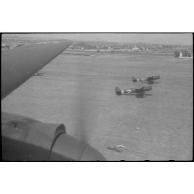 Dernière phase avant l'atterrissage d'un Focke-Wulf Fw-58 Weihe sur le terrain de Valence.
