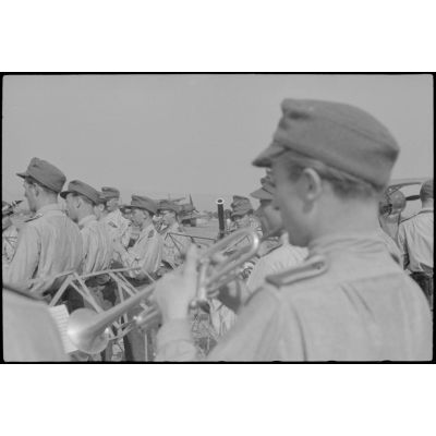Sur l'aérodrome de Lézignan-Corbières, des musiciens de la Luftwaffe viennent divertir le personnel du Luftlandegeschwader 1.