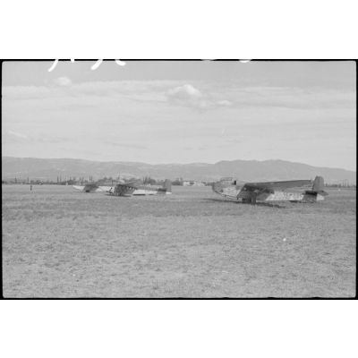 Sur l'aérodrome de Lézignan-Corbières, la préparation des planeurs par le personnel au sol de la 1re escadrille aéroportée (Sondergruppe du Luftlandegeschwader 1).