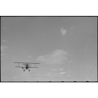 Un biplan Avia B.534 du Sondergruppe du Luftlandegeschwader 1 quitte le terrain de Lézignan-Corbières.