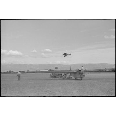 Préparatifs d'une mission aéroportée au sein du Sondergruppe du Luftlandegeschwader 1 sur l'aérodrome de Lézignan-Corbières.