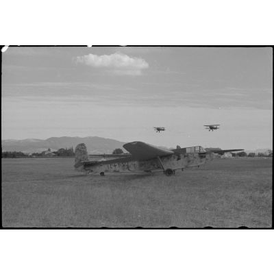 Sur l'aérodrome de Lézignan-Corbières, l'atterrissage de deux biplans Avia B.534 et la préparation des planeurs DFS-230 du Sondergruppe du Luftlandegeschwader 1.
