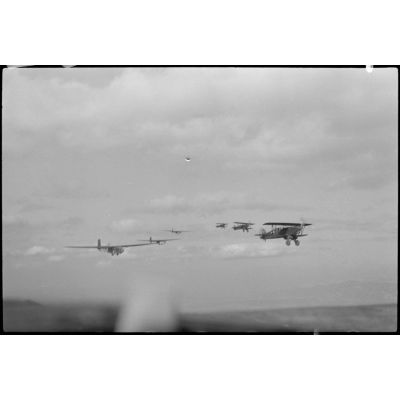 Peu après avoir quitté l'aérodrome de Lézignan-Corbières, les avions du Sondergruppe du Luftlandegeschwader 1 progressent dans le ciel.