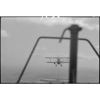A bord d'un planeur DFS-230 du Sondergruppe du Luftlandegeschwader 1, le photographe immortalise le biplan Avia B.534 en en contre-bas l'Isère ou la Drôme.