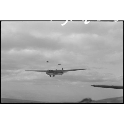 A bord d'un planeur DFS-230 du Sondergruppe du Luftlandegeschwader 1, le photographe immortalise un autre planeur qui progresse parallèlement au sien.