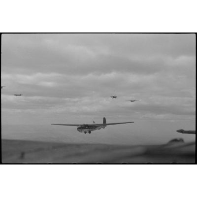 A bord d'un planeur DFS-230 du Sondergruppe du Luftlandegeschwader 1, le photographe immortalise d'autres planeurs qui progressent parallèlement au sien.