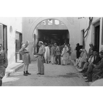 En Libye, les reporters de la 7e compagnie de propagande de l'armée de l'air allemande (Luftwaffe Kriegsberichter Kompanie 7) visitent le souk de Derna.