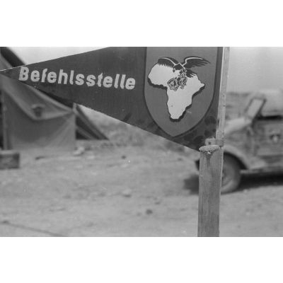 En Libye, un panneau "Befehlsstelle" indique la tente où réside le commandement du groupe de reconnaissance.