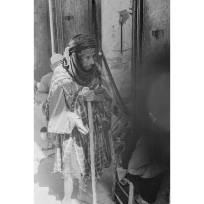 A Derna (Libye), une mendiante dans le souk de Derna.