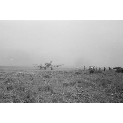 Des bombardiers en piqué Junkers Ju-87 Stuka du Sturzkampfgeschwader 3 se posent après une mission.