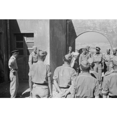 En Libye, un briefing rassemble les pilotes et les équipages d'un Sturzkampfgeschwader de la Luftwaffe.