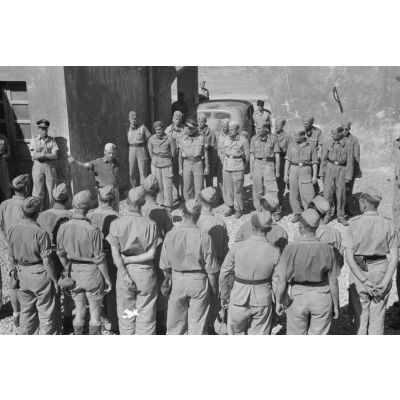 En Libye, un briefing rassemble les pilotes et les équipages d'un Sturzkampfgeschwader de la Luftwaffe.