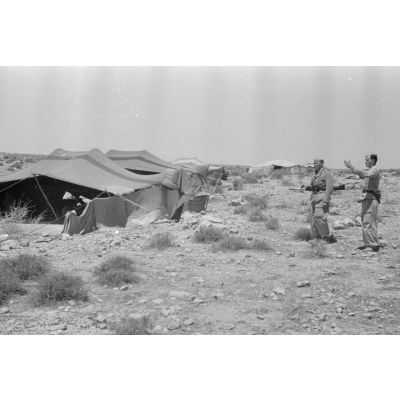 Après un repas sous la tente des bédouins, deux aviateurs partent en patrouille.