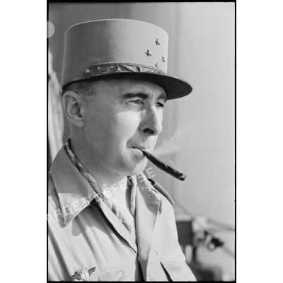 Portrait du général de Larminat fumant le cigare.