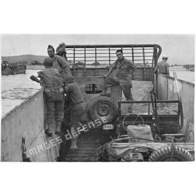 Débarquement des unités de l'Armée B par chaland LCM à la plage du Foux.