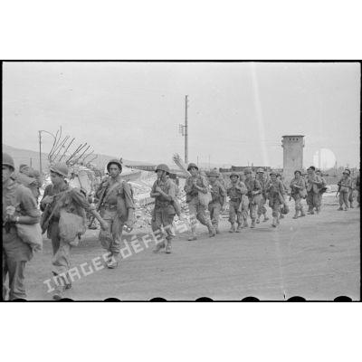 Tirailleurs du 3e RTA après le débarquement.