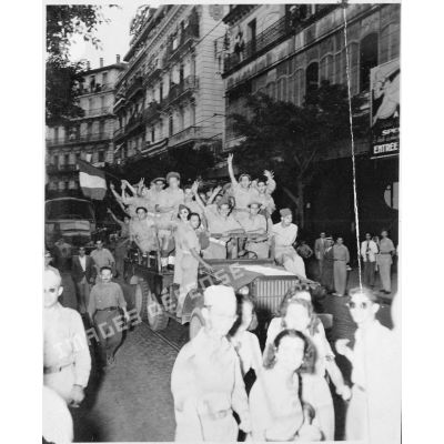 Manifestants célébrant la libération de Paris dans les rues d'Alger.