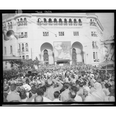 Foule en liesse devant l'hôtel des Postes à Alger fêtant la libération de Paris le 25 août 1944.