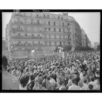 Foule en liesse square Laferrière à Alger fêtant la libération de Paris le 25 août 1944