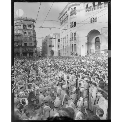 Foule en liesse devant l'hôtel des Postes à Alger fêtant la libération de Paris le 25 août 1944.