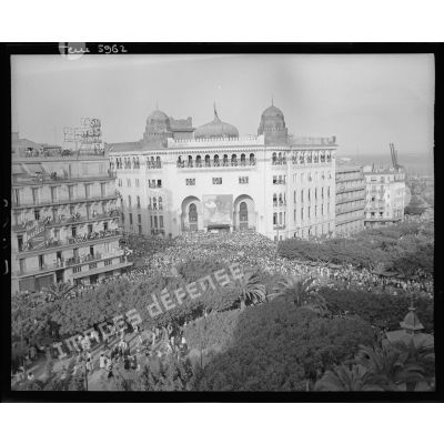 Foule en liesse rassemblée devant l'hôtel des Postes et square Laferrière à Alger pour célébrer la libération de Paris le 25 août 1944.