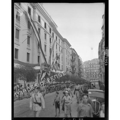 Tirailleurs sénégalais défilant dans une rue d'Alger pour célébrer la libération de Paris le 25 août 1944.