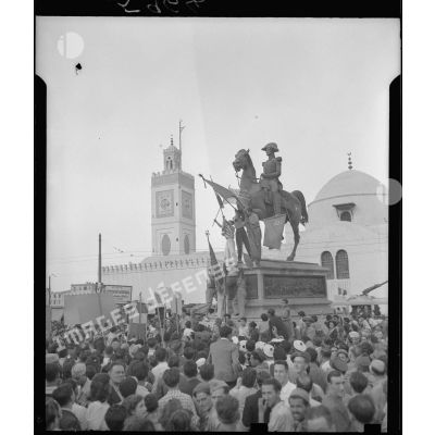 Foule en liesse place du Gouvernement à Alger célébrant la libération de Paris le 25 août 1944.
