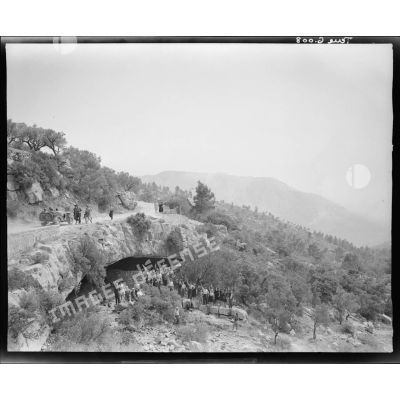 Habitants du hameau des Pomets, réfugiés au pont des Marlets au pied du Mont Caume, dans les hauteurs de Toulon.