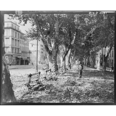 La Canebière après la première journée de combat de rue à Marseille.