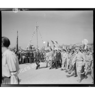 Revue des troupes après la libération de Marseille.