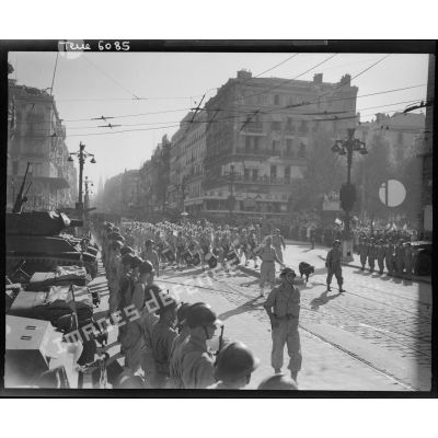 Défilé des troupes à pied à l'issue de la cérémonie célébrant la libération de Marseille : la nouba du 3e régiment de tirailleurs algériens (3e RTA) de la 3e division d'infanterie algérienne (3e DIA).