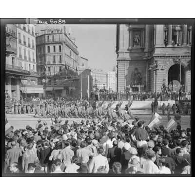 Défilé des tirailleurs après la libération de Marseille.
