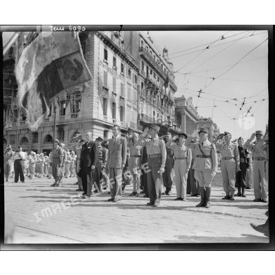 Les autorités civiles et militaire saluent les troupes françaises qui ont libéré Marseille qui défilent dans la ville lors d'une cérémonie.