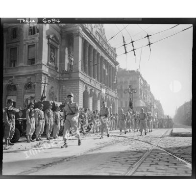 Défilé des troupes à pied à l'issue de la cérémonie célébrant la libération de Marseille : chef de corps, état-major et drapeau du 4e régiment de tirailleurs tunisiens (4e RTT) sous réserves.