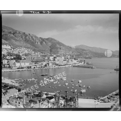 Vue sur le port de Monaco et Monte-Carlo.