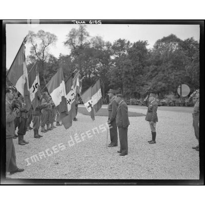 Les généraux de Lattre de Tassigny et de Monsabert saluent les drapeaux des FFI.
