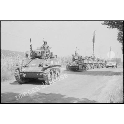 Une colonne de chars moyens du 1er escadron du 5e RCA (régiment de chasseurs d'Afrique) de la 1re DB (division blindée), une fois débarqués à Sainte-Maxime, entame sa progression vers Toulon.