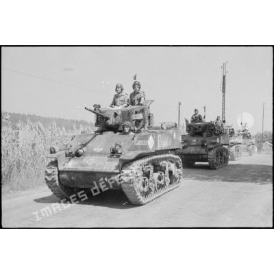 Une colonne de chars moyens du 1er escadron du 5e RCA (régiment de chasseurs d'Afrique) de la 1re DB (division blindée), une fois débarqués à Sainte-Maxime, entame sa progression vers Toulon.