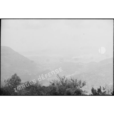 Vue du massif dominant Toulon sous le feu des bombardements alliés sur les positions allemandes.
