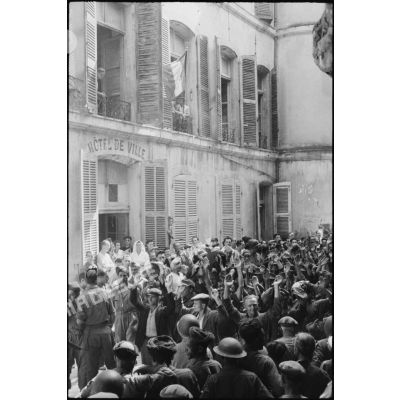 Prisonniers de guerre allemands à Gémenos encadrés par les tirailleurs du 7e RTA (régiment de tirailleurs algériens), sous les yeux de la population libérée.