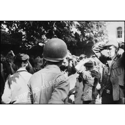 Prisonniers de guerre allemands à Gémenos encadrés par les tirailleurs du 7e RTA (régiment de tirailleurs algériens) et des goumiers.