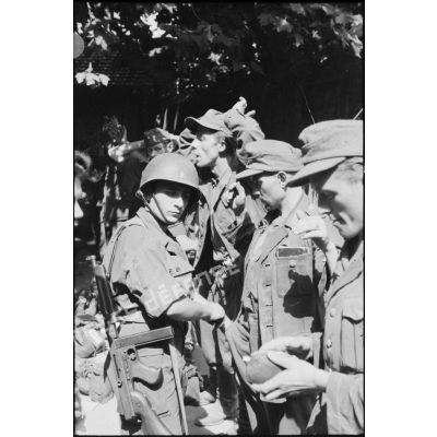 Prisonniers de guerre allemands à Gémenos fouillés par les tirailleurs du 7e RTA (régiment de tirailleurs algériens) et des goumiers.