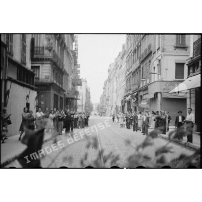 La population, sortie dans les rues de Marseille, acclame ses libérateurs.